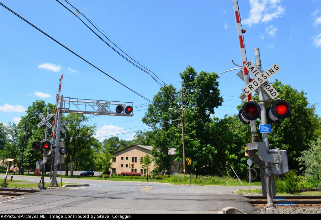 Flashers Lit,  Crossing Gates Begin to Lower#1